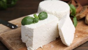 МЉЕКАРИ У БиХ ДИГЛИ УЗБУНУ: Сумњају на лажне сиреве на тржишту