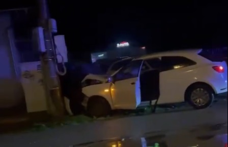 АУТОМОБИЛ СЕ ЗАКУЦАО У СТУБ: Тешка саобраћајна несрећа у Бањалуци (ВИДЕО)