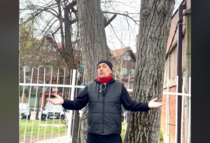 „APELUJEM NA LJUDE DA STAVE PRST NA ČELO“ Keba objasnio zašto grli i ljubi drveće (VIDEO)