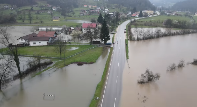 AUTO-MOTO SAVEZ SRPSKE UPOZORIO: Zbog izlivanja vode obustavljen saobraćaj na ovim putnim pravcima