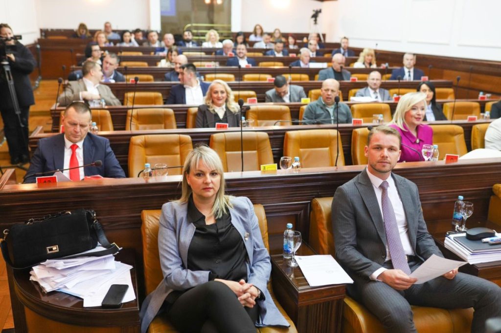 МИНУТОМ ЋУТАЊА ЗА ЖРТВЕ У КОЧАНИМА ПОЧЕЛА СЈЕДНИЦА СКУПШТИНЕ ГРАДА: На предложеном дневном реду Нацрт буџета