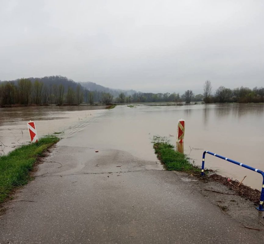 IZLILE SE RIJEKE IZ KORITA: Posljednje informacije o stanju sa poplavljenim područjima u Srpskoj (FOTO)