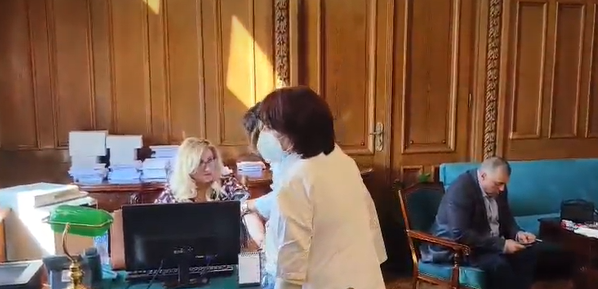 UŽAS U SKUPŠTINI SRBIJE: Pozlilo trudnoj poslanici zbog suzavca koji je bacala opozicija (VIDEO)