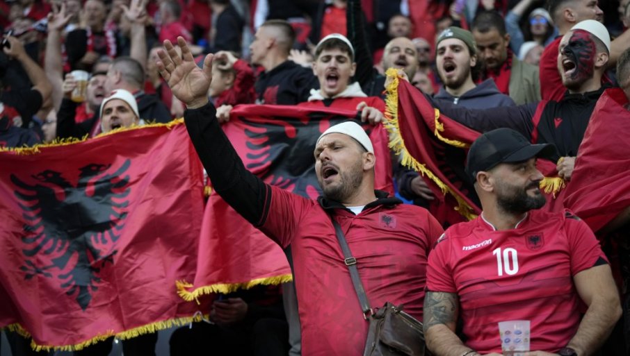 ALBANCI DOŽIVJELI ŠOK: Evo šta im je skandirao Vembli (FOTO/VIDEO)