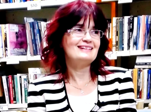 СИГУРНА РУКА И СА ЛОПТОМ И СА ПЕРОМ: Александра Броћета из Бањалуке на најбољи начин његује своје таленте – књижевност и кошарку (ФОТО)