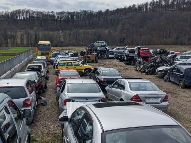 NISU IMALI DOKUMENTACIJU O PORIJEKLU: UIO oduzela polovne automobile i auto-dijelove na području Prnjavora (FOTO)