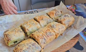 ПРАВИ СЕ ОЧАС ПОСЛА: Посна пита са празилуком, шампињонима и спанаћем