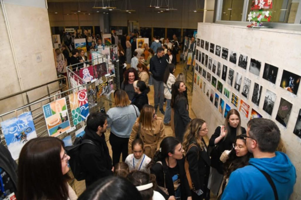 PRIKUPLJENO OKO 2.500 KM ZA DJECU OBOLJELU OD MALIGNIH BOLESTI: Umjetnici Banjaluke pokazali svoju humanu crtu (FOTO)