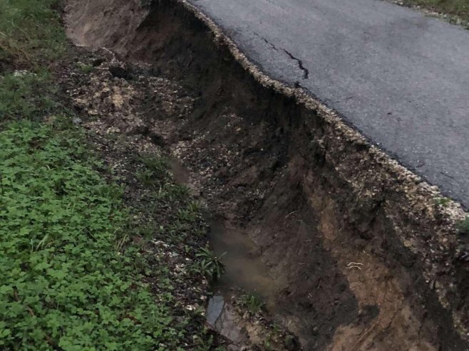 UPOZORENJE, VOZAČI: Klizište na ovim putnim pravcima