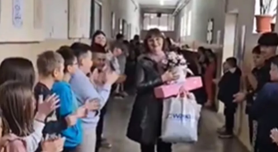 SVI JE ZVALI „MAJKA“: Djeca iz Bijeljine ispratila školsku kuvaricu u penziju (VIDEO)
