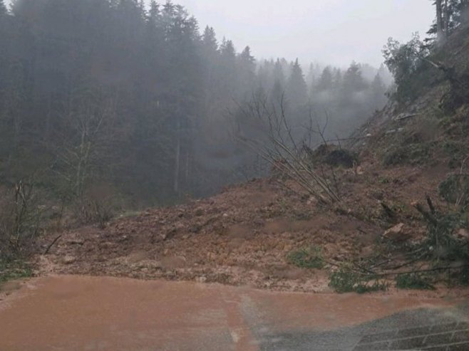 АМС СРПСКЕ: Обустављен саобраћај на више магистралних путева, опасност од одрона
