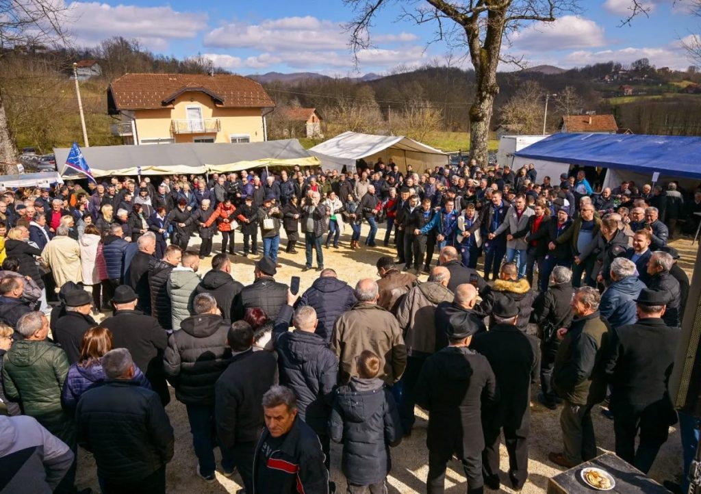 „КОЗАРСКЕ ПОКЛАДЕ“ СЛАВЕ БАЊАЛУКА И ПРИЈЕДОР: Дружење уз традиционалну храну, народне и фолклорне игре (ФОТО)