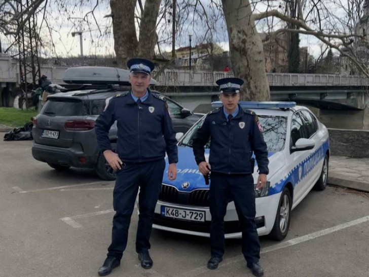 ДРАМА НА ГРАДСКОМ МОСТУ У БАЊАЛУЦИ: Младић хтио да се убије, храбри полицајци га спријечили у страшној намјери