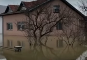 „PRIZOR NIJE NIMALO PRIJATAN“: U Prijedoru voda ušla u kuće, pojavile se i zmije (VIDEO)