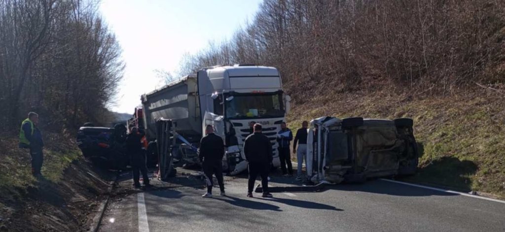 ДЕТАЉИ ТЕШКЕ НЕСРЕЋЕ КОД БАЊАЛУКЕ: Повријеђен сувозач „аудија“