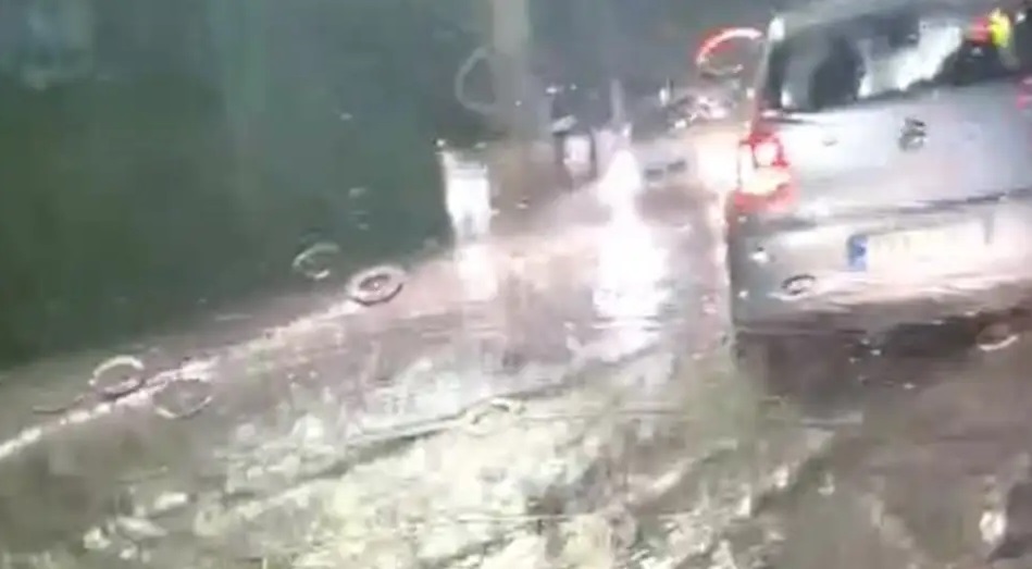 POTOP NA ULICI: Nevrijeme praćeno ledom pogodilo Prijedor (FOTO/VIDEO)
