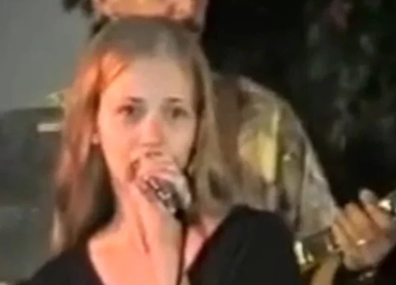 NE BISTE JE PREPOZNALI: Ova pjevačica je danas velika zvijezda, a evo kako je izgledala (FOTO)