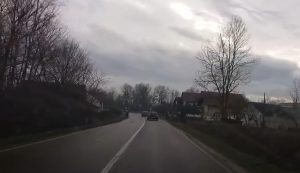 КЛИЗАВИ КОЛОВОЗИ, ОДРОНИ ПРИЈЕТЕ: Стање на путевима у Републици Српској