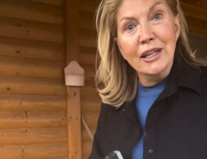 SJEKIRA U RUCI: Suzana Mančić cijepa drva, uživa u seoskim poslovima (VIDEO)
