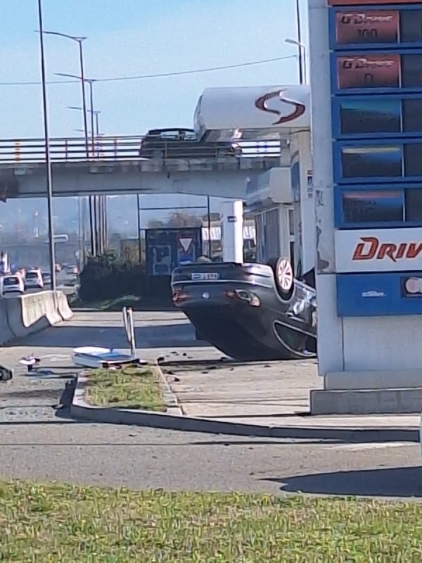 ЈЕЗИВА САОБРАЋАЈНА НЕСРЕЋА КОД БЕНЗИНСКЕ ПУМПЕ У ТРНУ: Аутомобил завршио на крову (ФОТО)