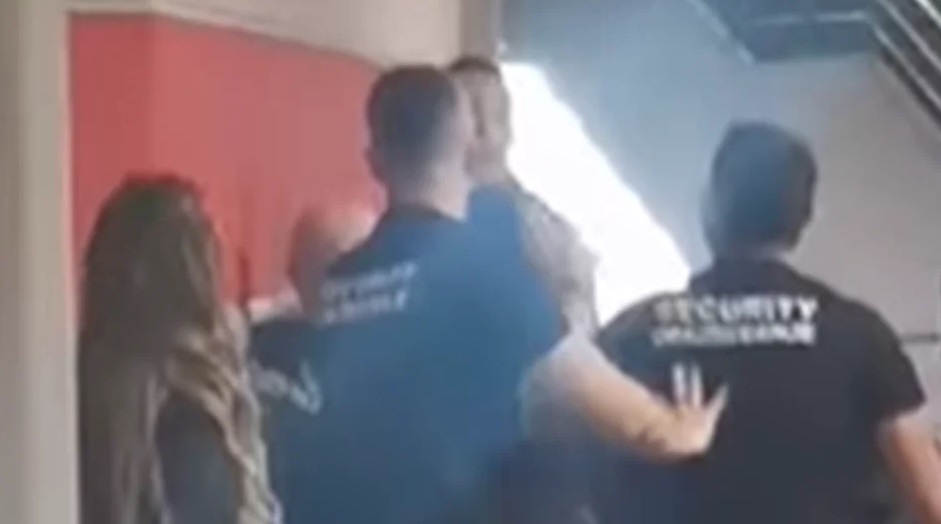 OBEZBJEĐENJE BURNO REAGOVALO: Izbila žestoka tuča na koncertu Saše Matića (VIDEO)