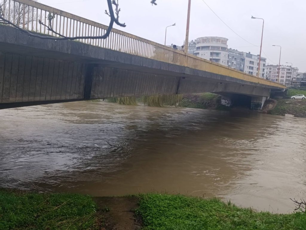 ПАДАВИНЕ У СРПСКОЈ НЕ СТАЈУ: Све ријеке испод коте редовне одбране од поплава, али ризик расте