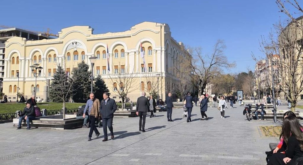 ДОДИК ПРОШЕТАО БАЊАЛУКОМ: Фотографисао се са грађанима, даривао бебу (ВИДЕО)