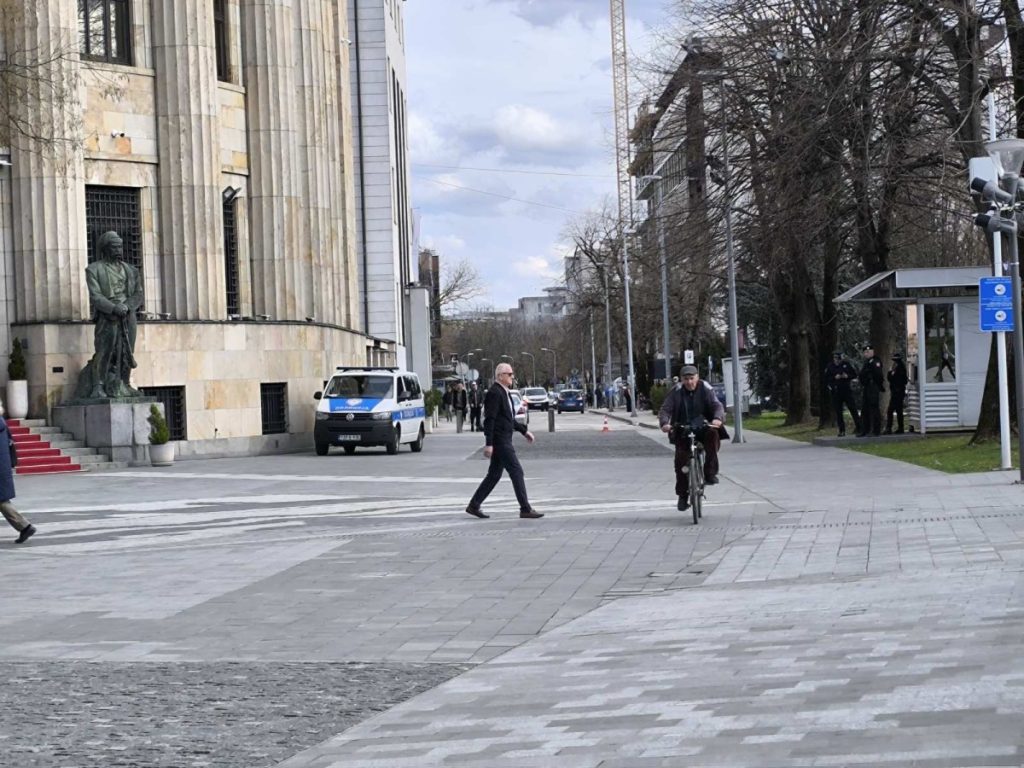 POJAČANO OBEZBJEĐENJE OKO PALATE REPUBLIKE: Policija i pripadnici žandarmerije patroliraju u centru Banjaluke (FOTO/VIDEO)