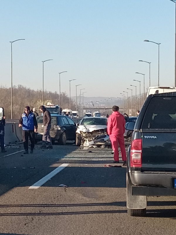 ЛАНЧАНИ СУДАР У КЛАШНИЦАМА: У саобраћајној несрећи учествовао камион и аутомобила