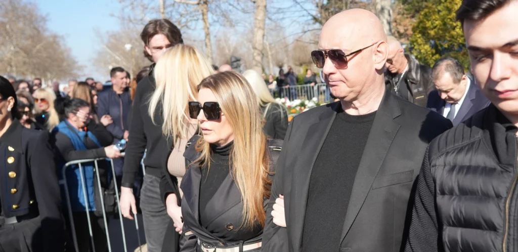 SAHRANJEN BRAT VIKI MILJKOVIĆ: Pjevačica neutješna, brojne estradne ličnosti na posljednjem ispraćaju (FOTO)