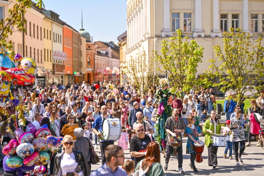 APRIL U GRADU NA VRBASU:  Brojni građani uživali na ulicama Banje Luke, pridružio im se i gradonačelnik