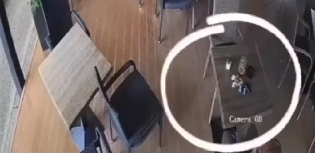 HIT SNIMAK: Jak vjetar nosi stolice u kafiću, potez gosta u kafani sve nasmijao (VIDEO)