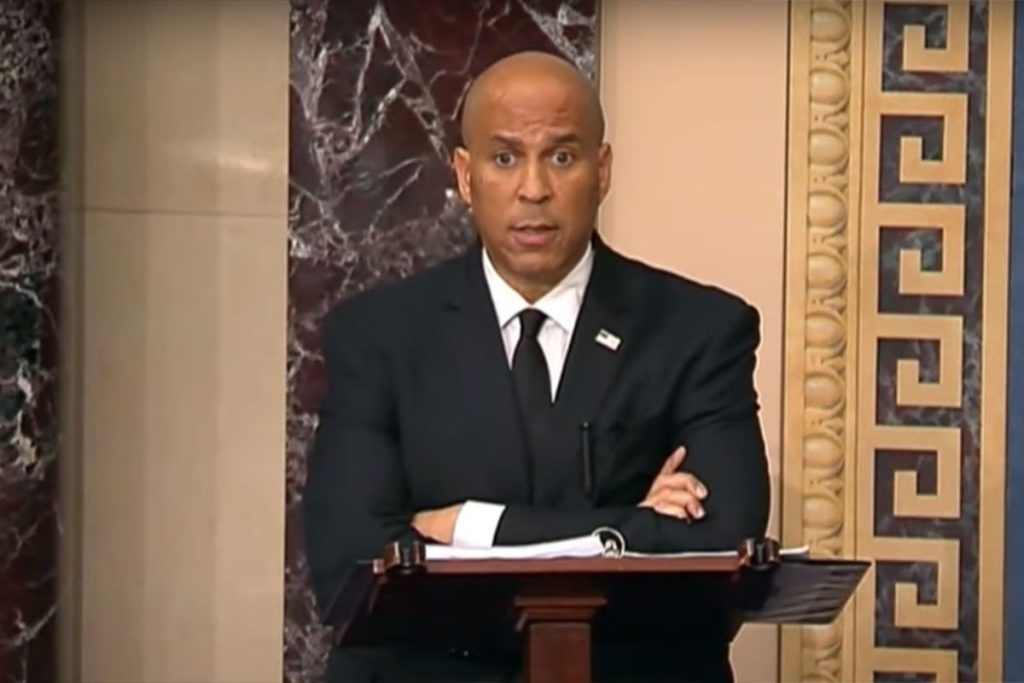 GOVORIĆU DOK MOGU! Američki senator drži maratonski govor već 17 sati, ne namjerava da prestane (VIDEO)