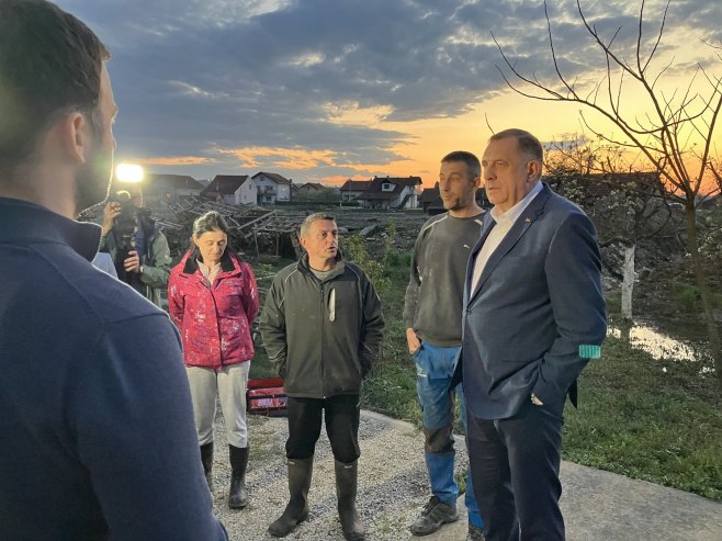 LIJEP GEST PREDSJEDNIKA: Dodik posjetio porodicu u Prijedoru koja je pretrpjela ogromnu štetu u poplavama (FOTO)