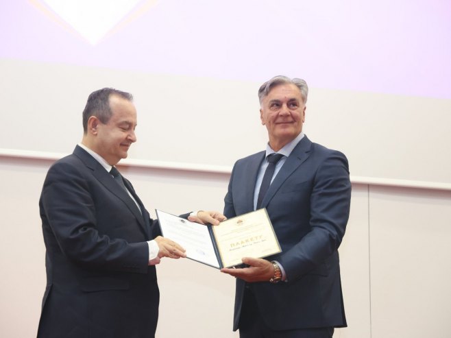 KARAN URUČIO PLAKETU DAČIĆU: Svečana akademija povodom Dana policije Republike Srpske