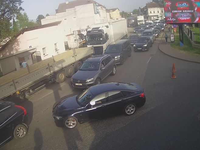 „ŠEST SATI ČEKAMO U KOLONI“ Vozači iznervirani zbog gužvi na graničnom prelazu