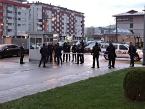 ДОШЛИ ДА УРУЧЕ НАЛОГ ДОДИКУ: Инспектори СИПА испред зграде Владе у Источном Сарајеву, полиција РС их удаљила (ВИДЕО)