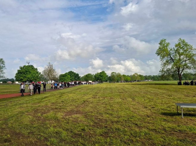 DAN SJEĆANJA NA 700.000 ŽRTAVA GENOCIDA NDH: Brojni zvaničnici, građani i učenici pristižu u Donju Gradinu (FOTO)