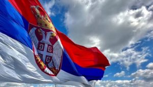 SKANDAL U HRVATSKOJ: Dvije osobe obučene u crno zapalile zastavu Srbije (VIDEO)