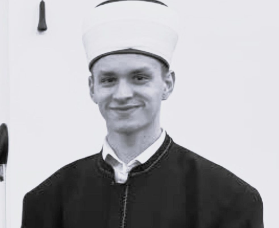 „НЕДОСТАЈЕШ МИ, ВИШЕ НЕГО ШТО РИЈЕЧИ МОГУ ОПИСАТИ“: Туга оковала Хаџиће, пријатељи и породица се опраштају од Харуна (19), настрадалог у саобраћајној несрећи