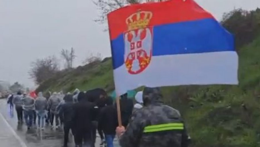 ОДЛУЧНИ ДА СТИГНУ У БЕОГРАД: Срби са КиМ и по вјетру и снијегу пјешаче до српске престонице да подрже Вучића