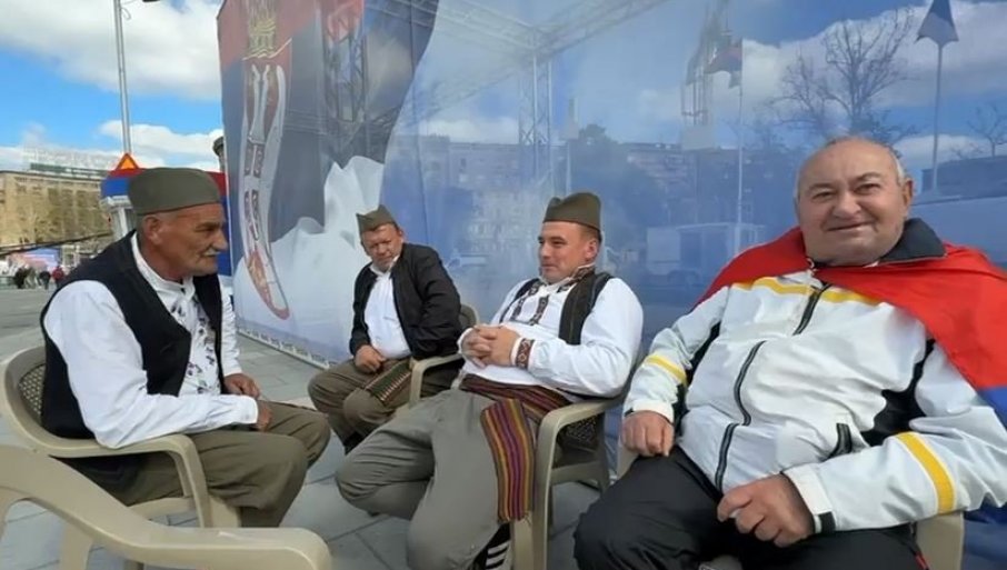 ВЕСЕЛА ЕКИПА ИЗ ШУМАДИЈЕ СПРЕМНА ЗА СВЕНАРОДНИ СКУП: „Александре само зови, летећемо ко орлови!“ (ВИДЕО)