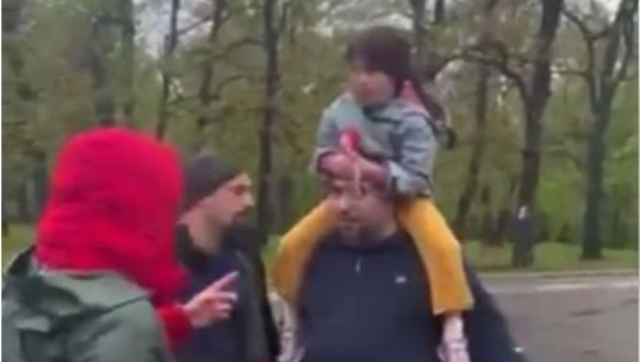 SRAMOTA: Blokaderi napali oca dok je vodio ćerkicu u vrtić (VIDEO)