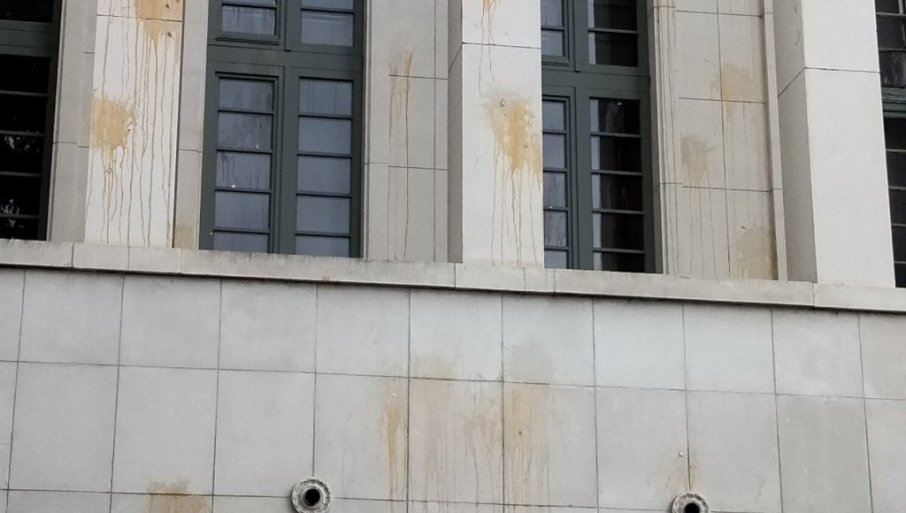 NEMAJU NAMJERU DA PRESTANU SA NASILJEM: Blokaderi jajima gađali skupštinu u Novom Sadu