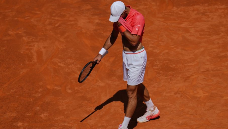 NAVIJAČI STREPE: Đoković nakon poraza od Sinera sjetno dodirnuo šljaku na terenu, pa poslao zabrinjavajuću poruku (VIDEO)