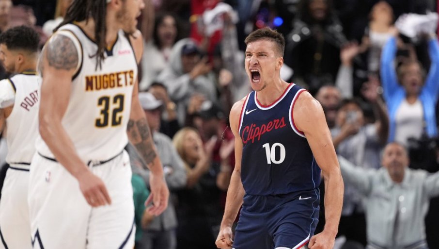 СЕКУНДА ФАЛИЛА ДА ДОЂЕ ДО ТУЧЕ: Жестока расправа Богдана и Расела на терену (ВИДЕО)