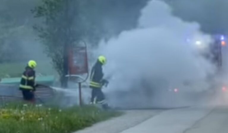POŽAR U BANJALUCI: Vatra progutala vozilo, brza reakcija vatrogasaca