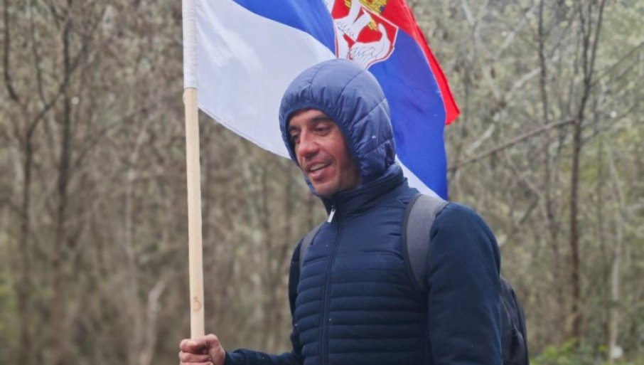 SLIKA ZA PONOS: Nikola iz Gnjilana ne ispušta trobojku dok pješači ka Beogradu (FOTO)
