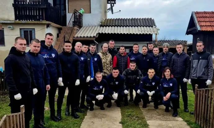 MOMCI PRITEKLI U POMOĆ: Kadeti MUP-a RS pomažu u saniranju štete od poplava u Prijedoru (FOTO)