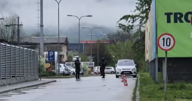 DUGE CIJEVI ISPRED ADMINISTRATIVNOG CENTRA VLADE: Pogledajte šta se od jutors dešava u Istočnom Sarajevu (VIDEO)